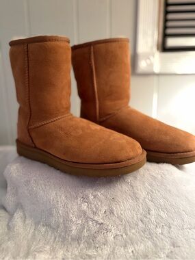 UGG Classic Short Boots in Chestnut Brown